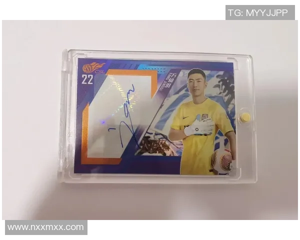 以足球尺寸为核心探讨球星卡设计与收藏价值的创新理念