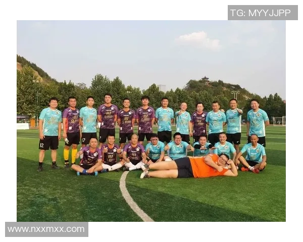 小辫足球明星的崛起与成就揭秘：从草根到世界舞台的精彩故事