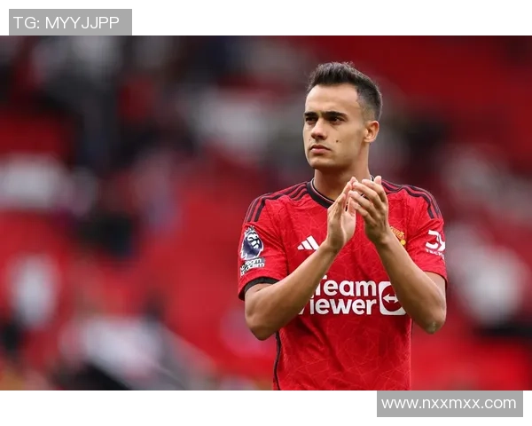 带胡子的足球球星侧脸照片展现浓烈个性与独特魅力，球场内外的经典瞬间