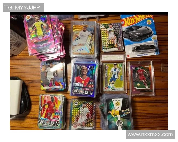 拆开足球球星卡惊喜揭晓阿圭罗卡片 你也能轻松收获传奇球员收藏品