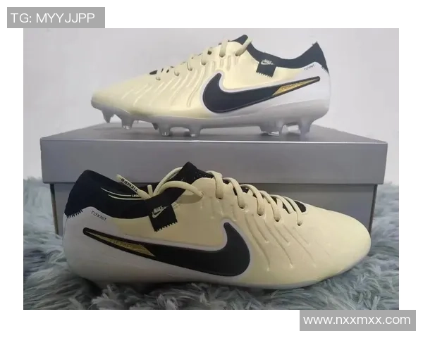 球星经典复刻足球鞋高清图片展现足球传奇魅力